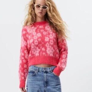 Zara Fuzzy Pink Cropped Crewneck Sweater with Floral Pattern